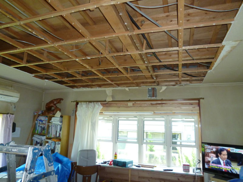 天井と梁の補強工事